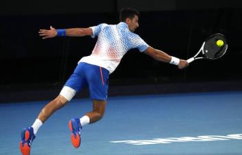 Mejor en la pierna, Djokovic apunta al título en Australia