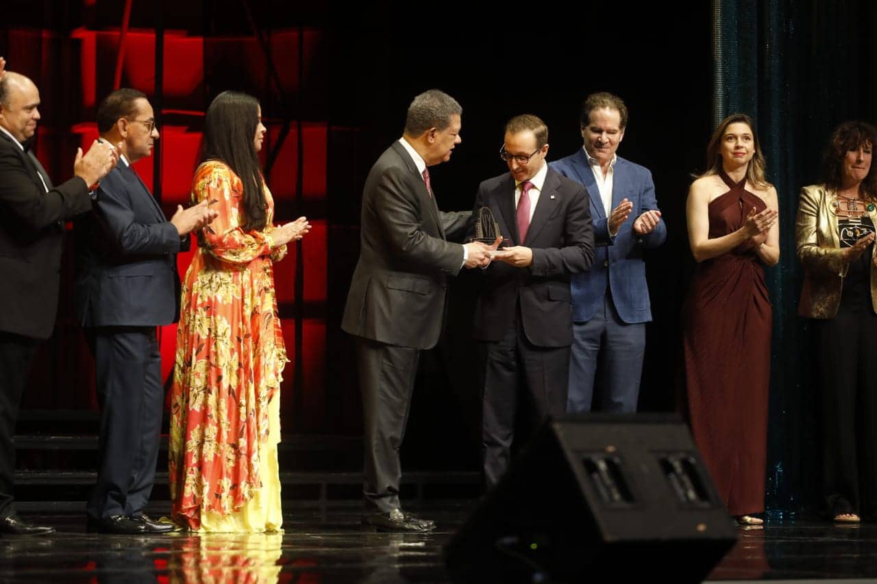 Luis Esteban Martínez-Murga, VPA Comunicación y Reputación Corporativas recibió el reconocimiento del Banco Popular Dominicano. La entrega la hizo el presidente de Funglode, el expresidente  Leonel Fernández.