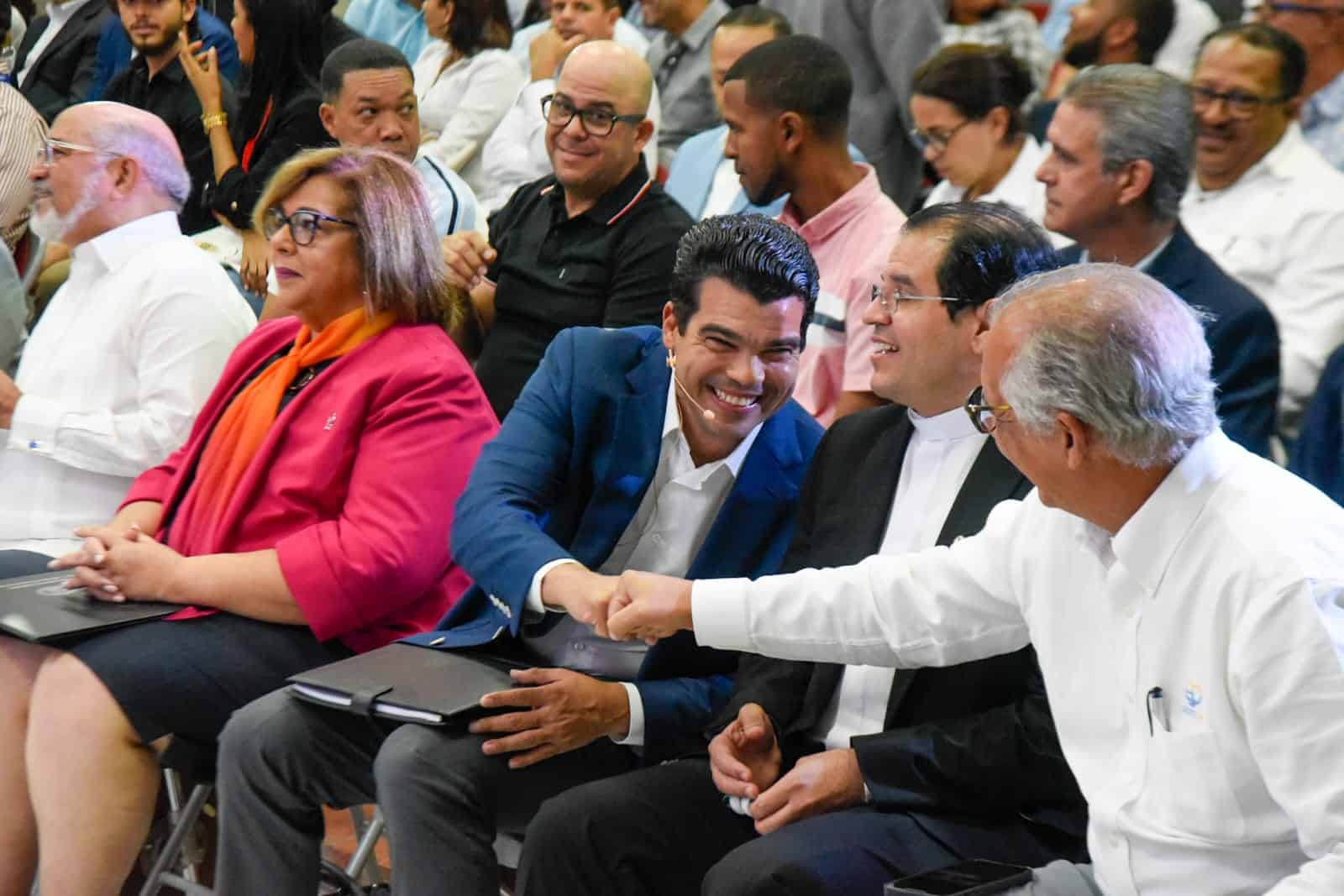 EL funcionario comparte con presentes en la actividad. 