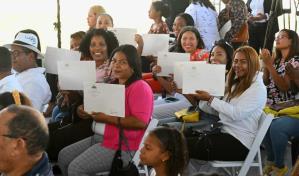 Jefas de hogares reciben Bono Mujer en Higüey