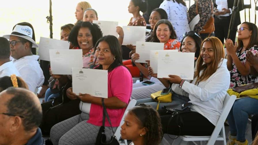 Jefas de hogares reciben Bono Mujer en Higüey