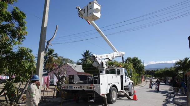 Edesur coloca nuevas redes en el sector Colombia, en Pescadería, Barahona