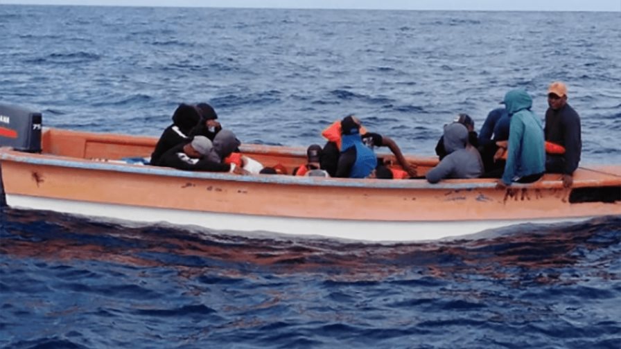 Interceptan a 396 migrantes haitianos cerca de un remoto cayo de Bahamas Interceptan a 396 migrantes haitianos cerca de un remoto cayo de Bahamas