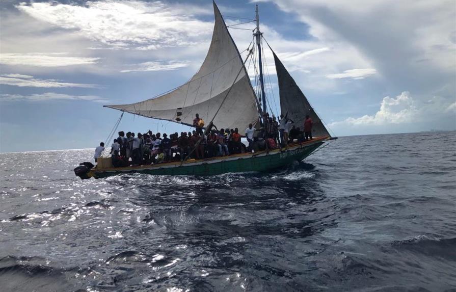 Interceptan un bote con 58 dominicanos y 7 haitianos en Puerto Rico