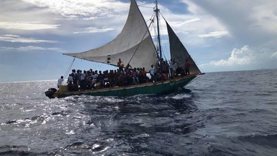 Interceptan un bote con 58 dominicanos y 7 haitianos en Puerto Rico Interceptan un bote con 58 dominicanos y 7 haitianos en Puerto Rico
