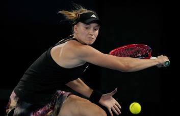 Rybakina se impone en cuartos de final en Australia