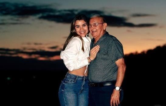 Clarissa Molina sorprende a su padre en viaje relámpago por su cumpleaños