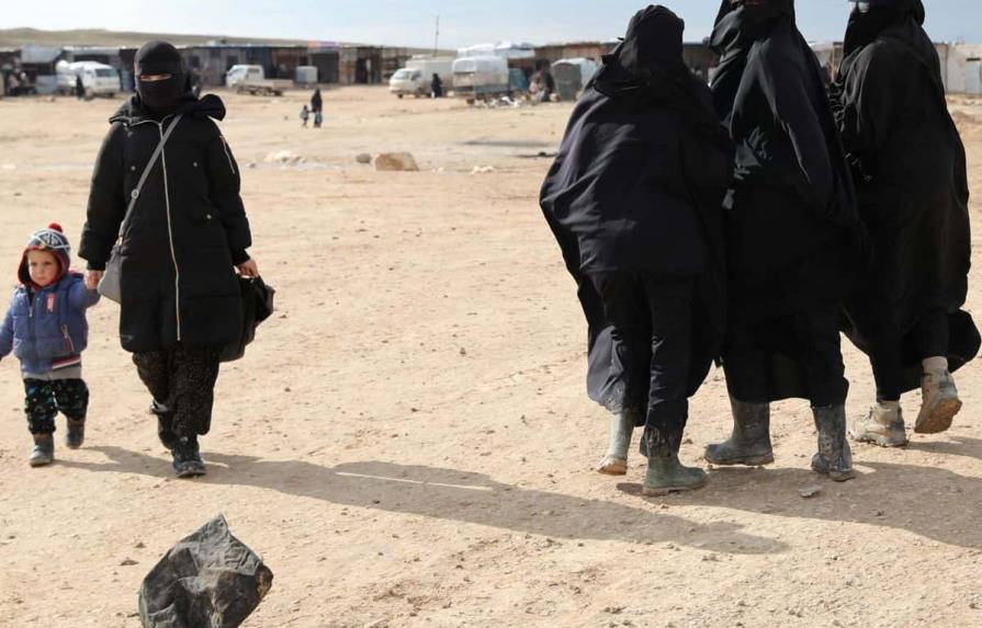Francia repatria a 15 mujeres y 32 niños de campos de prisioneros yihadistas en Siria