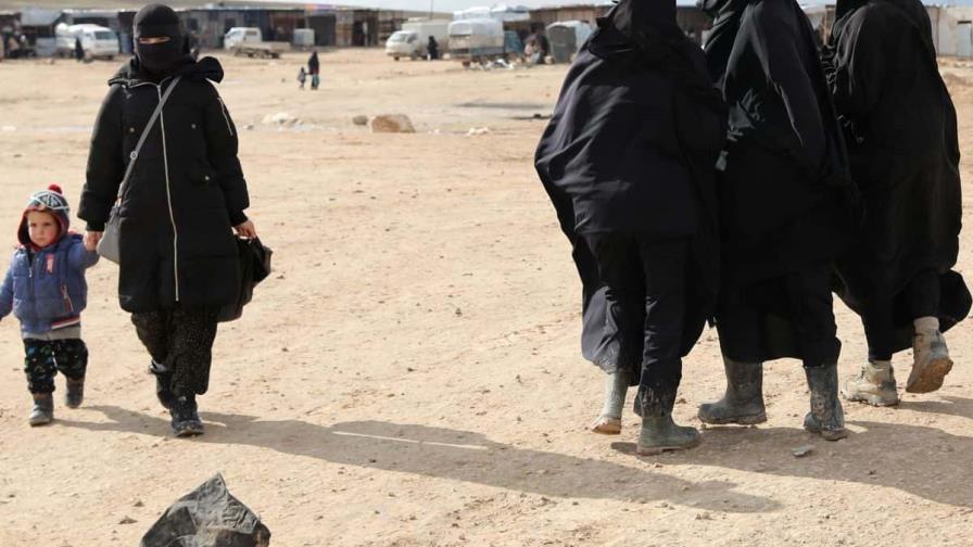 Francia repatria a 15 mujeres y 32 niños de campos de prisioneros yihadistas en Siria