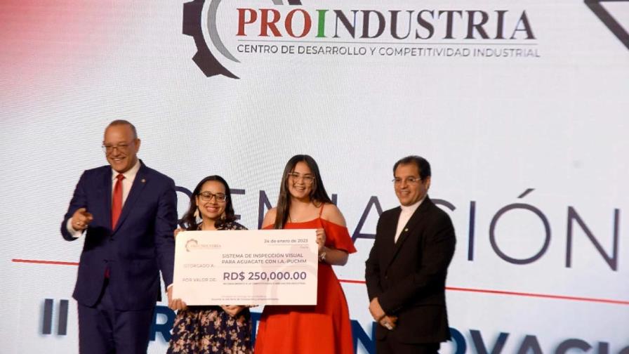 Reconocen jóvenes innovadores de Santiago