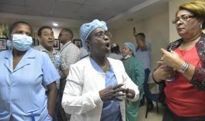 Defensor del Pueblo inspecciona maternidad de Los Mina tras rapto de niña