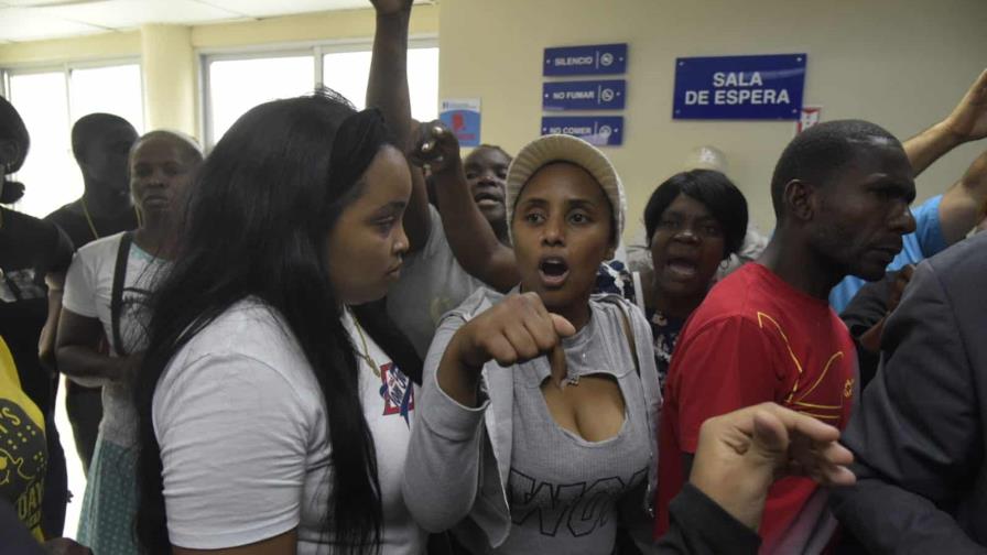 Familiares de recién nacida raptada esperan en la Maternidad de Los Mina que le entreguen la niña