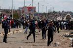 Decenas de personas claman en Ecuador contra las muertes en protestas de Perú Decenas de personas claman en Ecuador contra las muertes en protestas de Perú