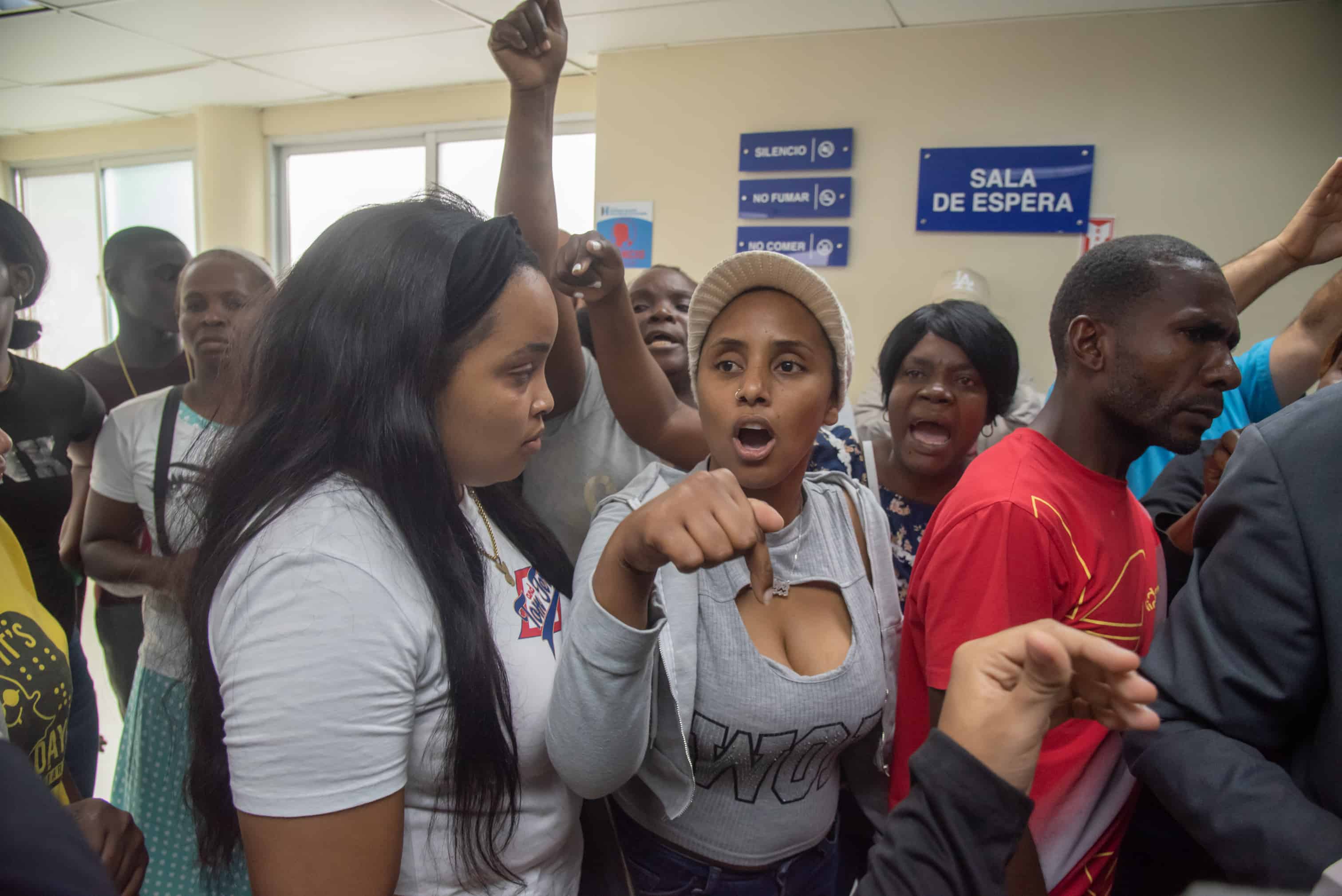 Allegados de la recien nacida se presentan en el centro de salud. 