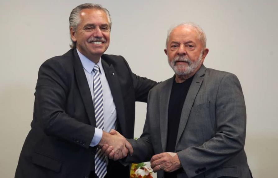Lula vuelve a la región con abrazos en Argentina y aplausos en la Celac