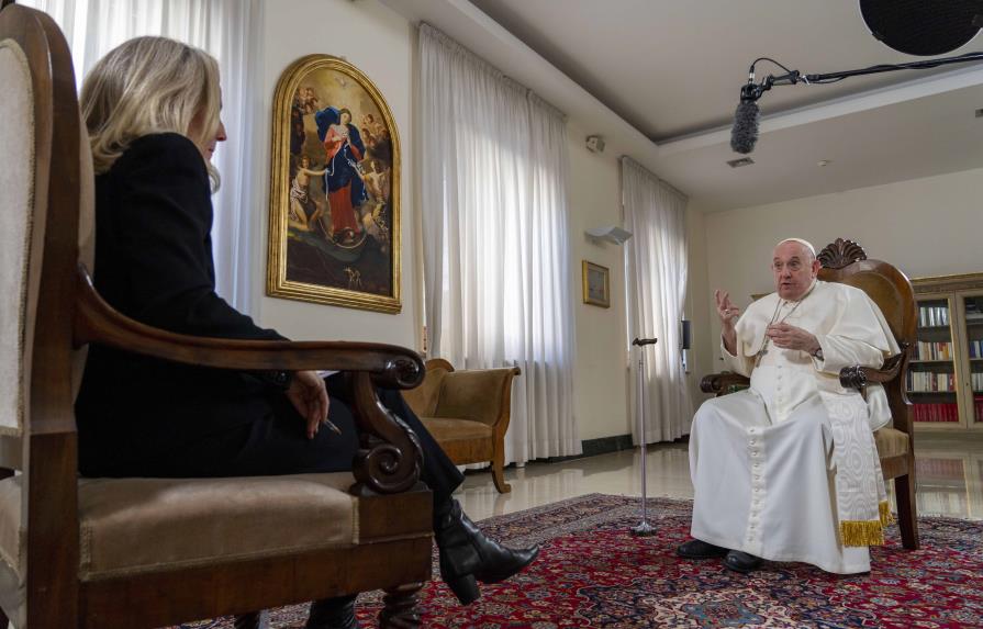Ser homosexual no es un delito, dice el papa Francisco