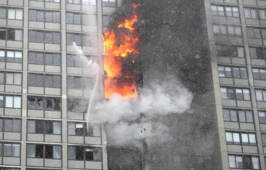 Un muerto en un incendio en edificio departamental de Chicago