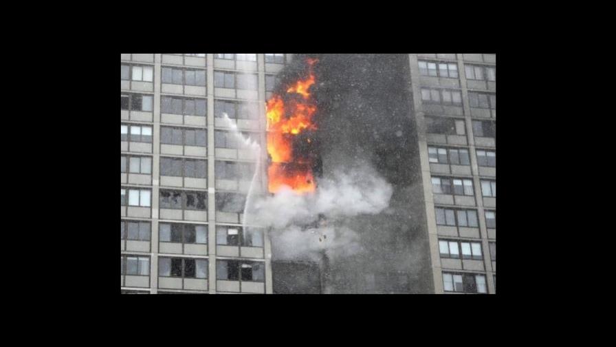 Un muerto en un incendio en edificio departamental de Chicago Un muerto en un incendio en edificio departamental de Chicago