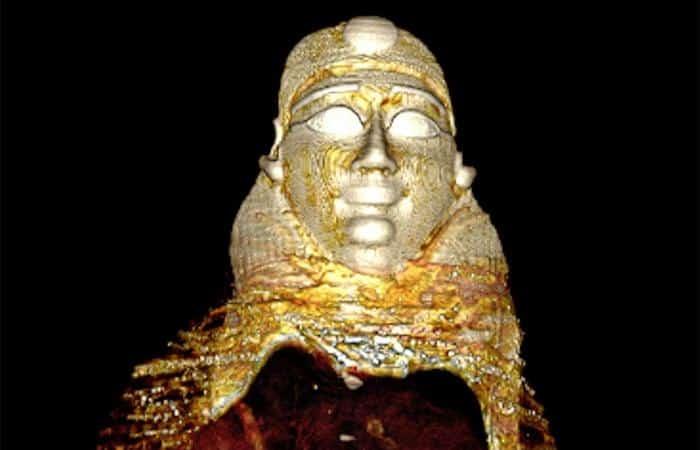 La momia del chico de oro estaba protegida por 49 amuletos preciosos