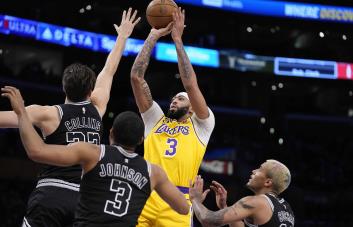 VIDEO | Davis vuelve con 21 puntos y los Lakers derrotan a los Spurs