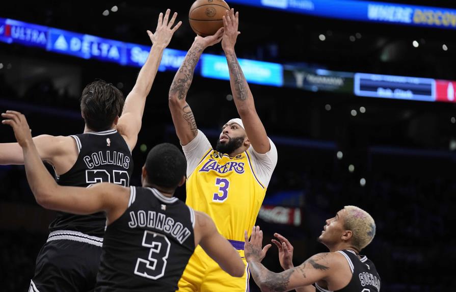 VIDEO | Davis vuelve con 21 puntos y los Lakers derrotan a los Spurs