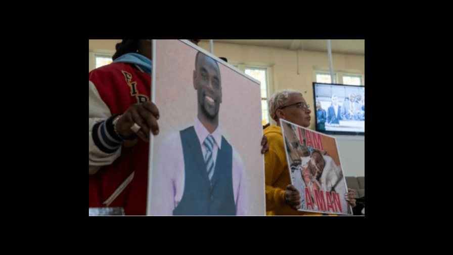 Biden llama a los padres del afroamericano que murió apaleado por 5 policías