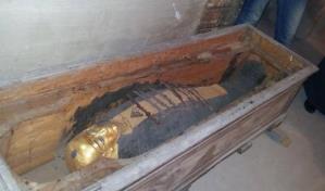 Encuentran una momia recubierta de pan de oro en un pozo en Egipto