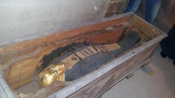 Encuentran una momia recubierta de pan de oro en un pozo en Egipto