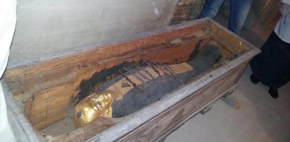 Encuentran una momia recubierta de pan de oro en un pozo en Egipto