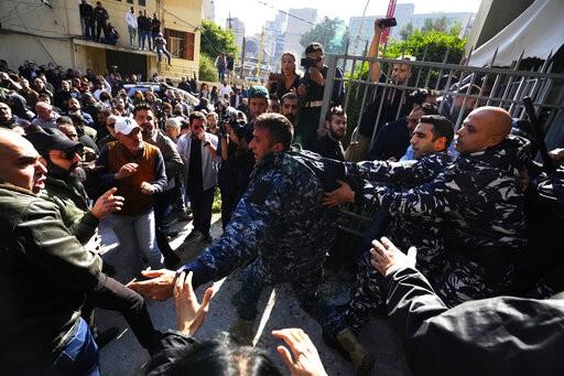 Protestas en Beirut tras cese de pesquisa sobre fuerte explosión en puerto
