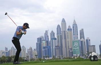 Reed saca ventaja ante McIlroy tras retraso en Dubái