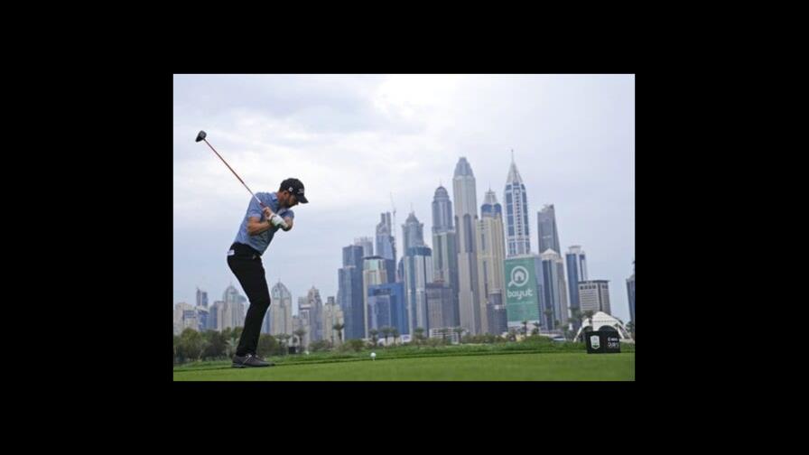 Reed saca ventaja ante McIlroy tras retraso en Dubái