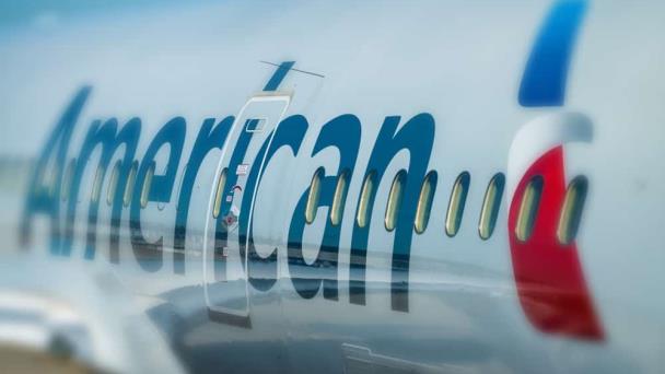 Avión aterriza de emergencia luego de que una mujer intentó entrar a cabina exigiendo un trago