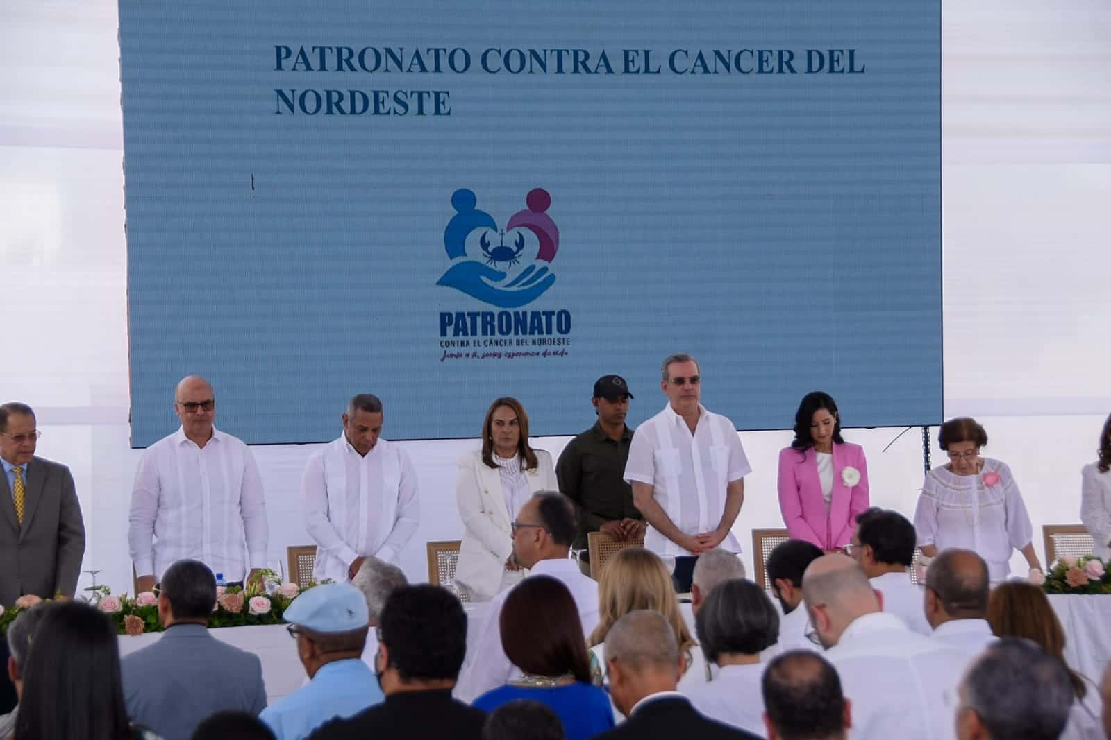 El presidente encabeza la mesa de honor. 