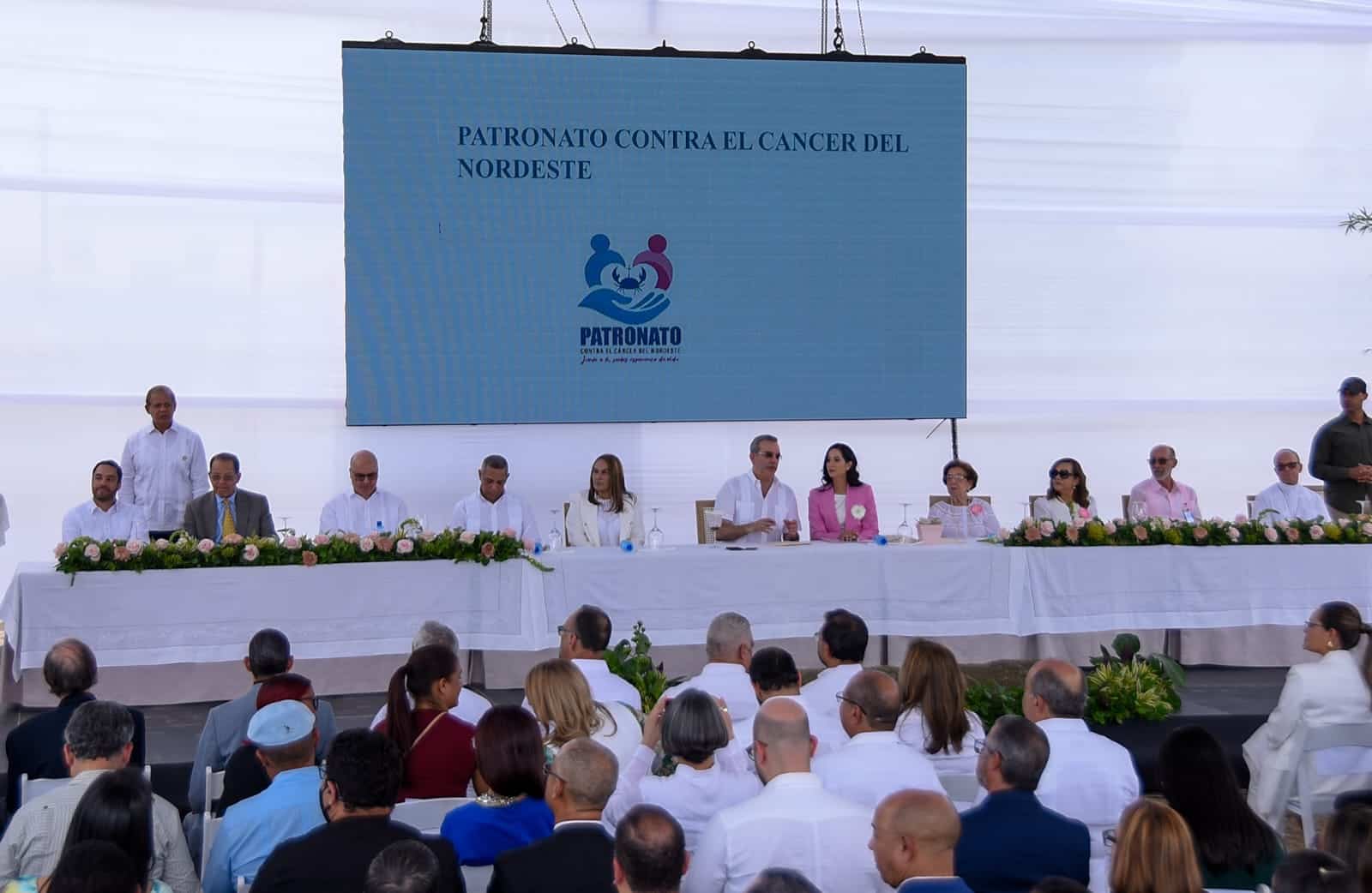 Autoridades gubernamentales y del oncológico. 