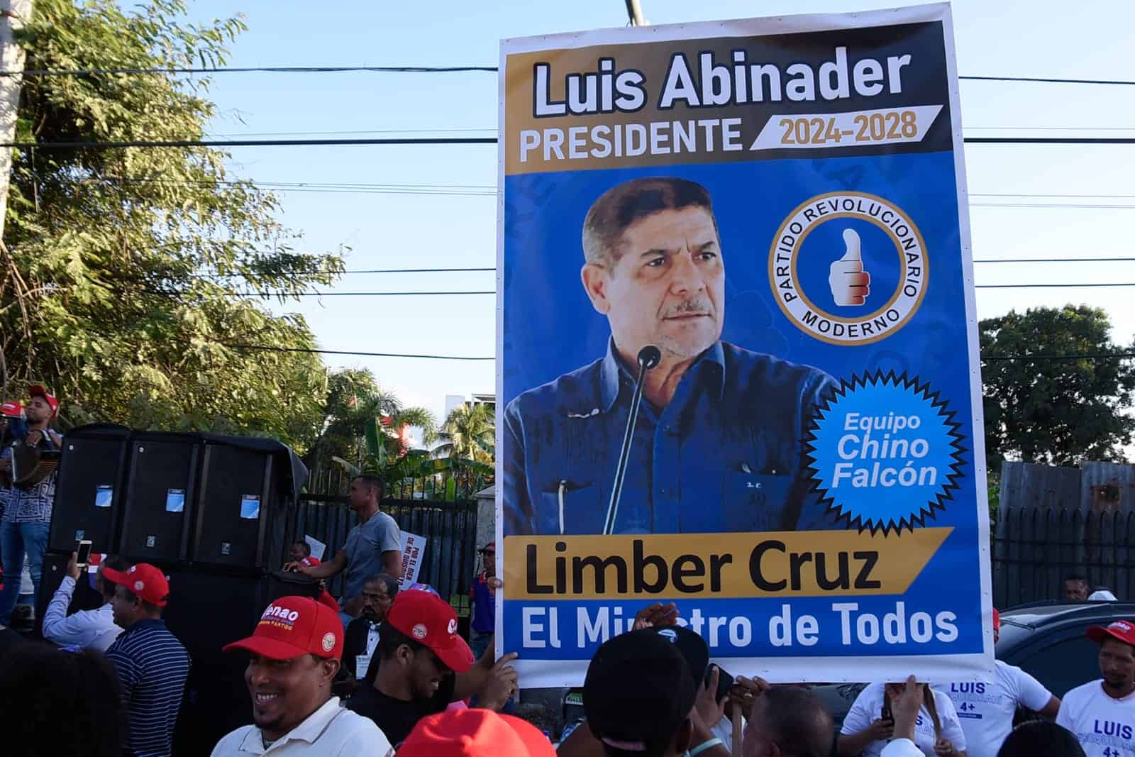 También llevaron un gran afiche del ministro de Agricultura, Limber Cruz.