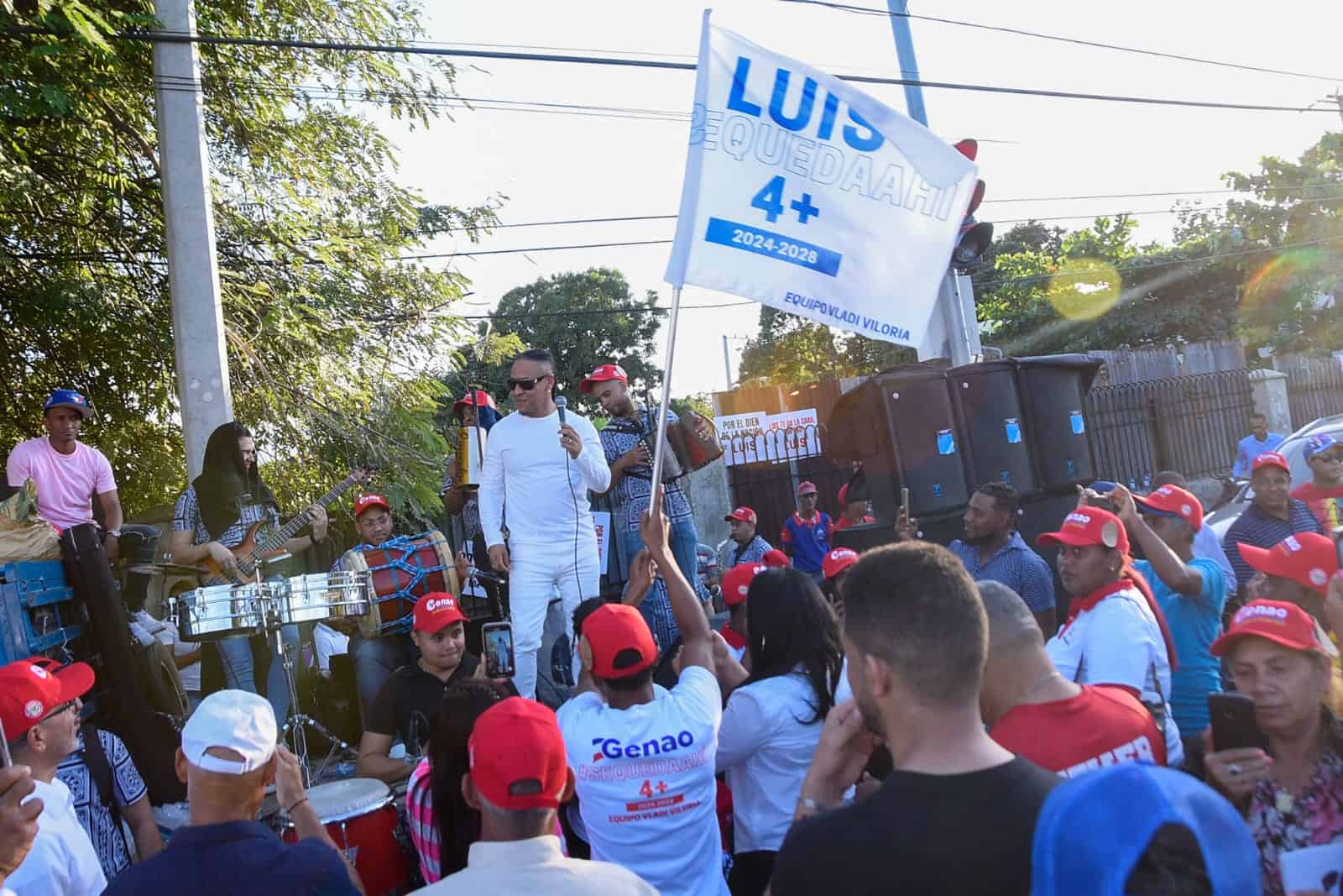 El merenguero Krisspy canta merengues alusivos a la reelección durante el acto de entrega de la UASD en La Vega. 