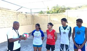 Con gran esfuerzo y pocos recursos, S&aacute;nchez promueve el voleibol en Saman&aacute;