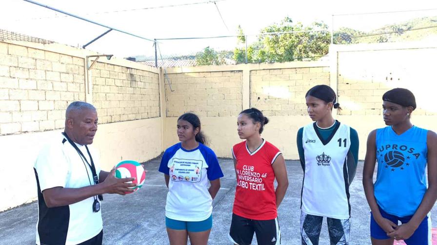 Con gran esfuerzo y pocos recursos, Sánchez promueve el voleibol en Samaná Con gran esfuerzo y pocos recursos, Sánchez promueve el voleibol en Samaná