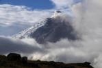 El volcán Cotopaxi vuelve a mostrarse en medio de la niebla de los Andes El volcán Cotopaxi vuelve a mostrarse en medio de la niebla de los Andes