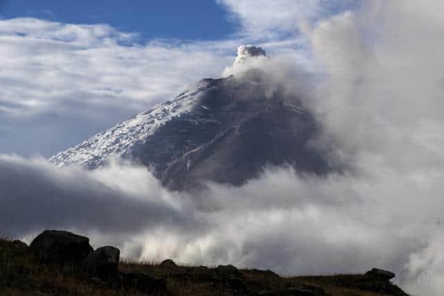 El volcán Cotopaxi vuelve a mostrarse en medio de la niebla de los Andes
