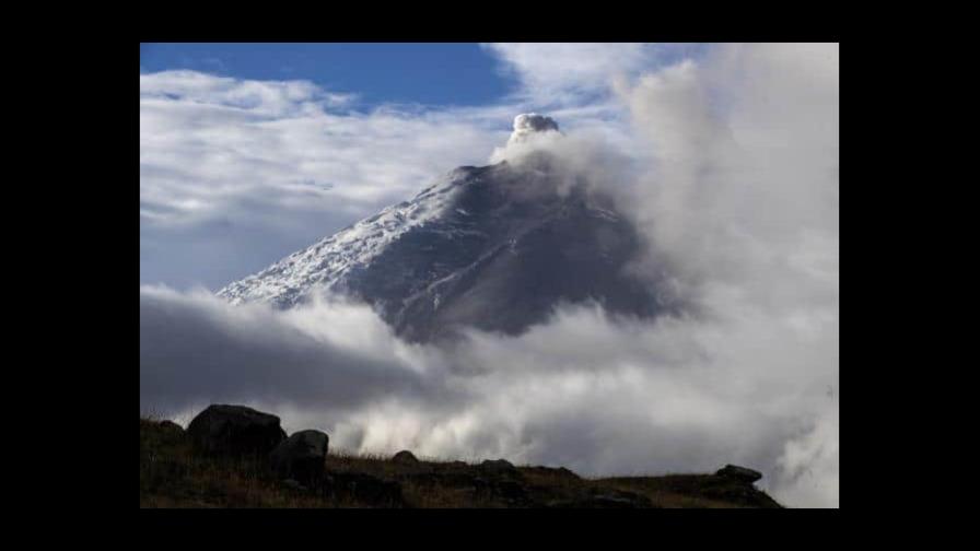 El volcán Cotopaxi vuelve a mostrarse en medio de la niebla de los Andes