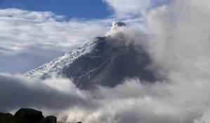 Cae ceniza en localidades de Ecuador cercanas al volcán Cotopaxi