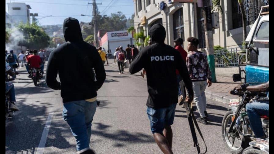 Policías protestan en Haití tras el asesinato de seis agentes