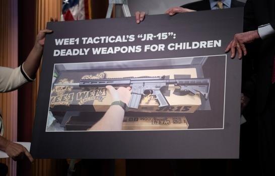 Fabricante de armas de EEUU comercializa un fusil para niños que dispara balas reales