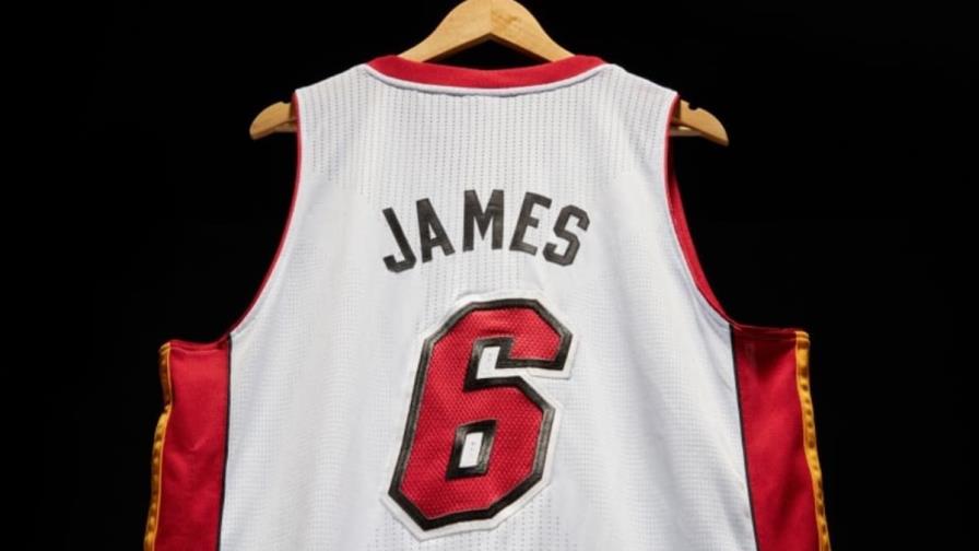 Vendida por 3,68 millones de dólares una histórica camiseta de LeBron James