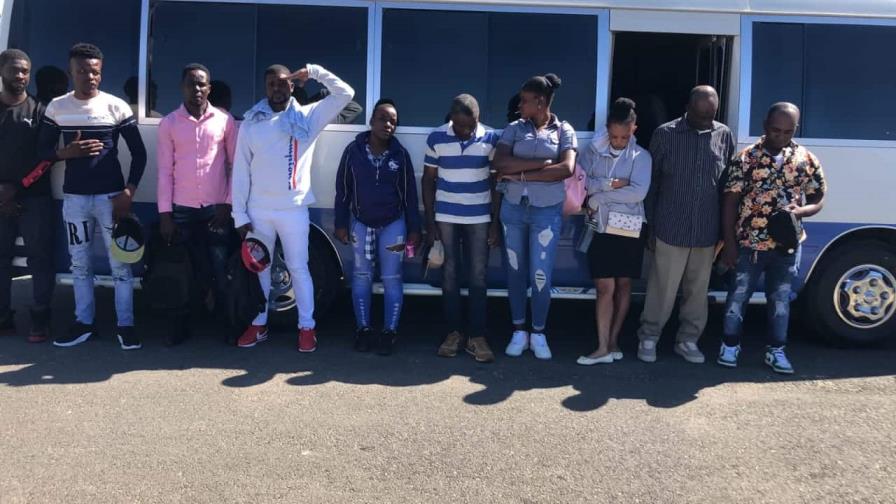 Migración intercepta dos autobuses y detiene a 37 haitianos indocumentados Migración intercepta dos autobuses y detiene a 37 haitianos indocumentados