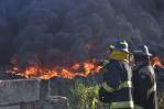 Es la segunda vez que desconocidos incendian depósito de neumáticos en El Almirante Es la segunda vez que desconocidos incendian depósito de neumáticos en El Almirante