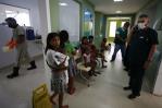 Niños yanomami desnutridos convalecen en un hospital de la Amazonía brasileña