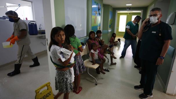 Niños yanomami desnutridos convalecen en un hospital de la Amazonía brasileña